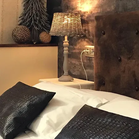 Et La Chouannerie A Cote Du Parc Du Puy Dufou Bed & Breakfast