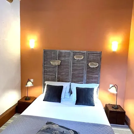 Et La Chouannerie A Cote Du Parc Du Puy Dufou Bed & Breakfast