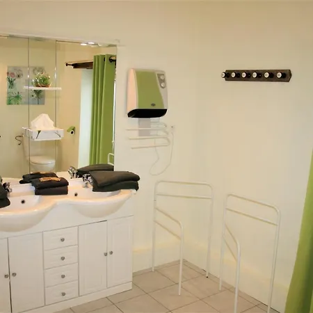 Bed & Breakfast Et La Chouannerie A Cote Du Parc Du Puy Dufou 4*