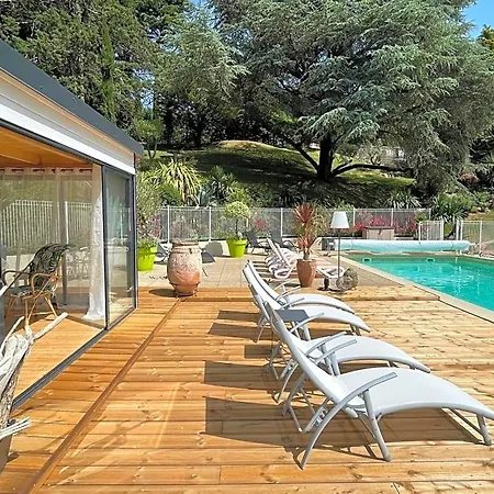 Et La Chouannerie A Cote Du Parc Du Puy Dufou Bed & Breakfast 4*