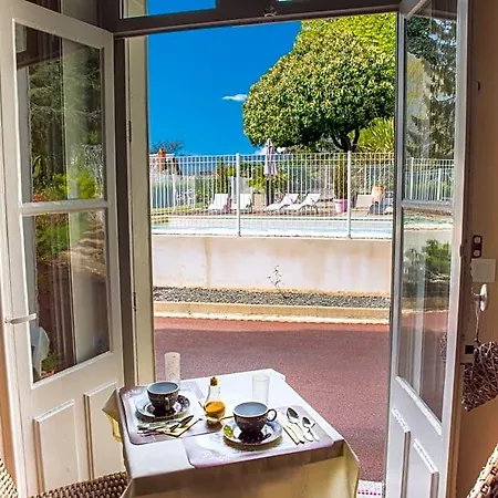 Et La Chouannerie A Cote Du Parc Du Puy Dufou Bed & Breakfast 4*