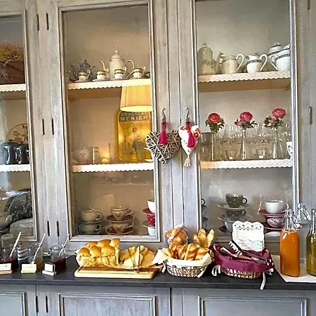 Et La Chouannerie A Cote Du Parc Du Puy Dufou Bed and Breakfast 4*