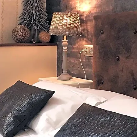 Et La Chouannerie A Cote Du Parc Du Puy Dufou Bed and Breakfast 4*