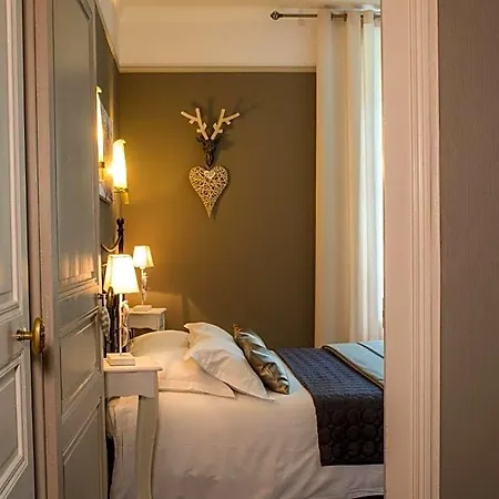 Et La Chouannerie A Cote Du Parc Du Puy Dufou Bed and Breakfast 4*