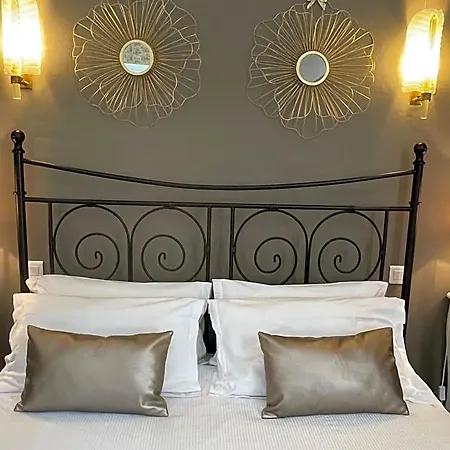 Bed and Breakfast Et La Chouannerie A Cote Du Parc Du Puy Dufou 4*