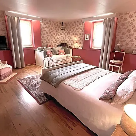 Et La Chouannerie A Cote Du Parc Du Puy Dufou Bed & Breakfast 4*