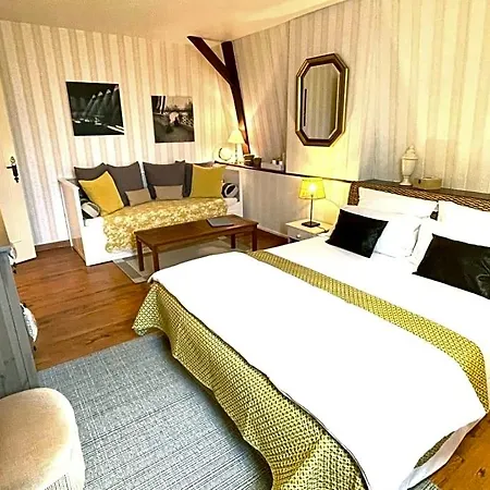 Et La Chouannerie A Cote Du Parc Du Puy Dufou Bed & Breakfast