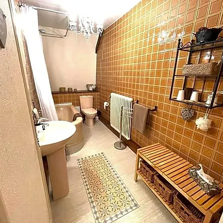 Bed & Breakfast Et La Chouannerie A Cote Du Parc Du Puy Dufou 4*